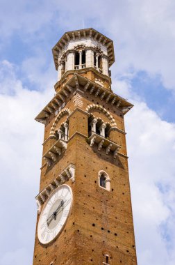 İtalya, Verona 'da kırmızı tuğlalı ortaçağ Lamberti kulesi.