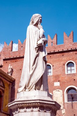 İtalya 'nın Verona kentindeki Piazza dei Signori' deki tarihi binanın önündeki Dante heykeli.