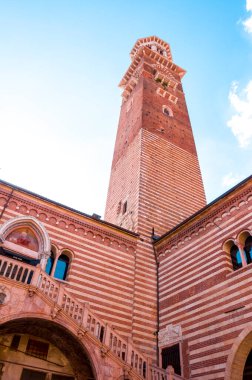 İtalya 'nın Verona şehrinde Lamberti Kulesi ile birlikte Palazzo della Ragione' nin avlusunda.