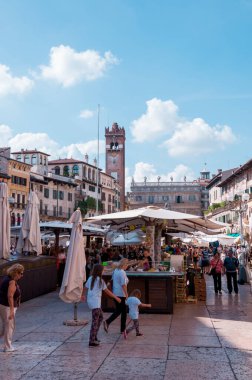 İtalya, Verona 'da Piazza delle Erbe' deki sokak pazarı.
