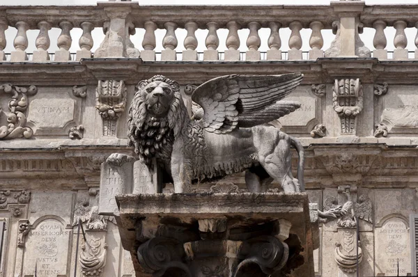 Estátua Leão São Marcos Frente Palácio Maffei Verona Itália — Fotografia de Stock