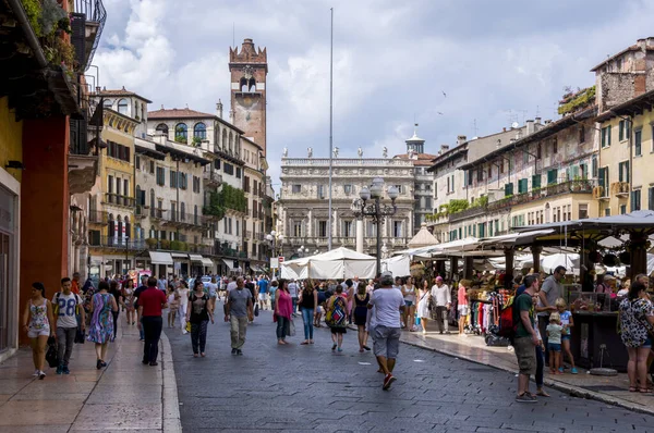 Verona, İtalya 'da Piazza delle Erbe