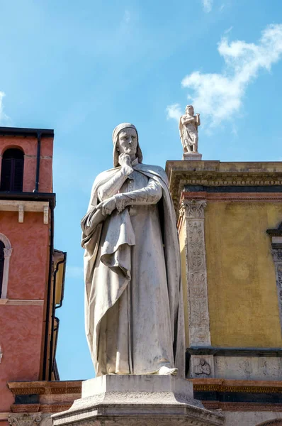 Pomnik Dantego Znajdujący Się Środku Placu Piazza Dei Signori Weronie — Zdjęcie stockowe