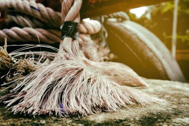 Yaklaş, ışık sızdıran eski ip ucu..