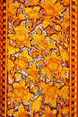 Penceredeki Eski Tayland Çiçek Şablonu Sanatı.