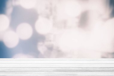Bulanık Beyaz Bokeh Arkaplanı olan Beyaz Tahta Masa Ürün Görünümü İçin Uygun.