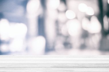 Bulanık Beyaz Bokeh Arkaplanlı Beyaz Tahta Masa Ürün Görünümü İçin Uygun.