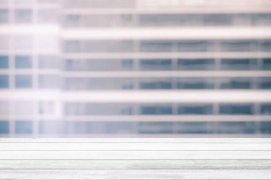 Bulanık Beyaz Bina Arkaplanı olan Beyaz Tahta Masa Ürün Görünümü İçin Uygun.