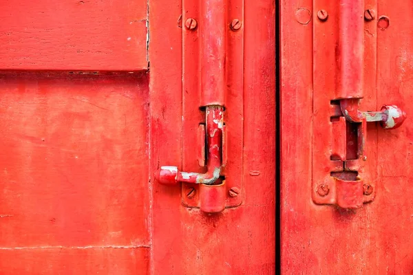 Schließen Sie Alte Metallriegel Auf Rotem Holz Fenster Hintergrund — Stockfoto