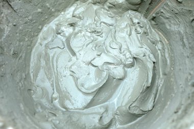 Kovanın Arkaplanındaki Islak Çimentoyu Kapat.