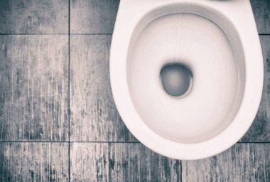 Beyaz Sifonu Eski Biçimli Tuvaleti Kapat.