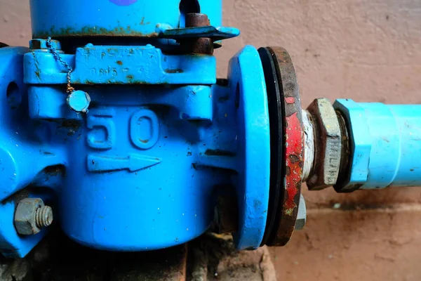 Oude Blauwe Watermeter Met Betonnen Muurachtergrond — Stockfoto