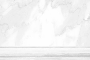 Mermer desenli beyaz ahşap masa. Ürün gösterimi için uygun..