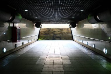 Bangkok Tayland 'daki Wongwian Yai Anıt Kavşağı' ndaki yaya geçidi Tüneli.