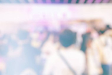 Sahne Arkaplanının Önünde Duran Beyaz Bulanık İnsanlar.