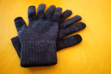 Ahşap Masadaki İplik Eldivenlerini Kapat.