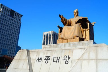 SEOUL, Güney Kore - 26 Aralık 2018: Kral Sejong heykeli Gwanghwamun Meydanı 'nda yer almaktadır..