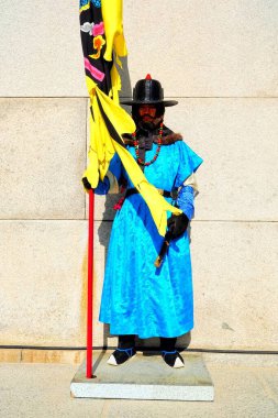 SEOUL, Güney Kore - 26 ARALIK 2018: Geleneksel Gyeongbokgung Sarayı 'nın önünde dikilen Antik Koreli asker.