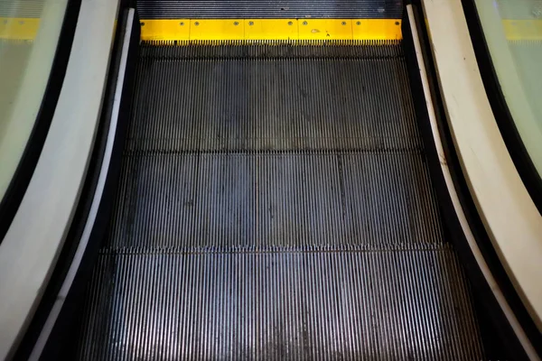 Primer Plano Último Paso Escaleras Mecánicas Antiguas — Foto de Stock