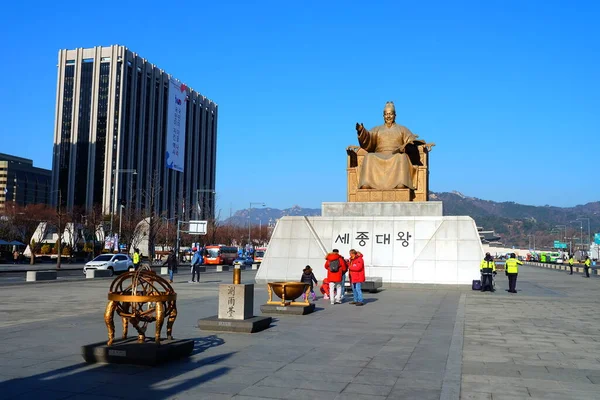 SEOUL, Güney Kore - 26 Aralık 2018: Kral Sejong heykeli Gwanghwamun Meydanı 'nda yer almaktadır..