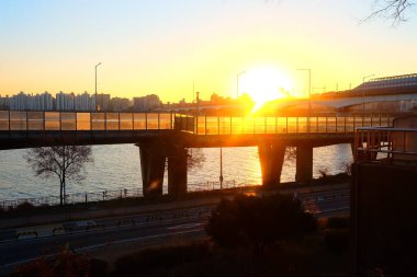 Seul 'deki Han Nehri' nde Günbatımı Manzarası, Jeoldusan Şehitleri Tapınağı 'ndan Güney Kore.