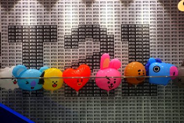 SEOUL, Güney Kore - 29 Aralık 2018: BT21 Karakter Balonları, BT21, LINE Friends Creators 'ın ilk sunumu. Karakterler ünlü bir Güney Koreli erkek arkadaş grubu olan 
