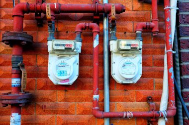 SEOUL, Güney Kore - 24 ARALIK 2018: tüketimi ölçmek için grunge beton duvarda eski bir gaz ölçer.