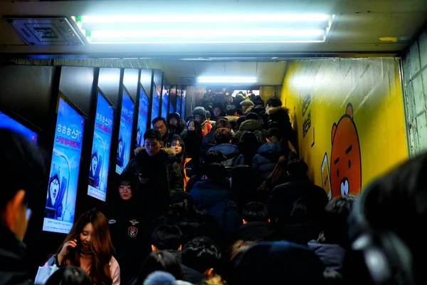 ソウル 2018年12月29日 弘益大学駅に集まる人々 地下鉄は韓国 ソウルの主要交通機関です — ストック写真