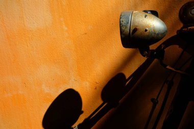 Beton Duvarlı Antika Bisikletin Arka Işığı.