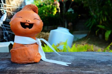 Bahçedeki Clay Gülen Bebek Parktaki Tahta Masa 'da.