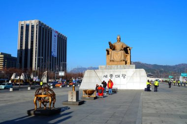 SEOUL, Güney Kore - 26 Aralık 2018: Kral Sejong heykeli Gwanghwamun Meydanı 'nda yer almaktadır..