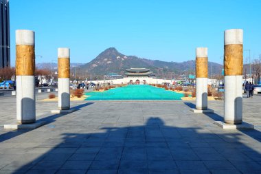 SEOUL, Güney Kore - 26 Aralık 2018: Gyeongbokgung Antik Sarayı, Joseon hanedanının ana kraliyet sarayı olup 1395 yılında inşa edilmiştir. Seul 'un simgesidir..