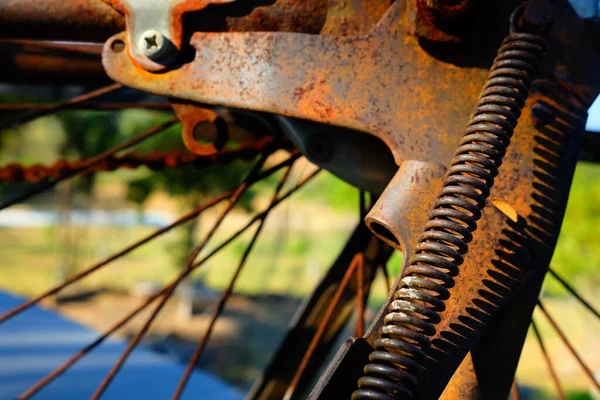Fechar Rusty Bicicleta Stand Primavera — Fotografia de Stock