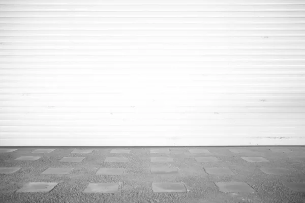 Аннотация White Concrete Room Background Old Folding Metal Door — стоковое фото