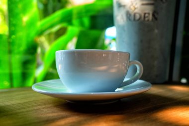 Tahta Masada Beyaz Kahve Kupası Sabah Işığı Bahçede.