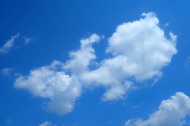 Serin Mavi Gökyüzü Arkaplanlı Beyaz Bulut.