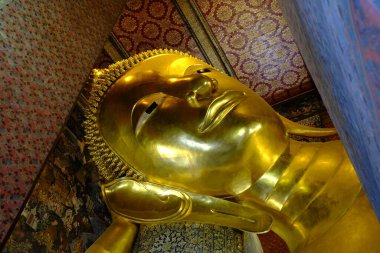 Wat Pho 'nun içinde uzanan eski Buda görüntüsü. Wat Pho Tapınağı Bangkok, Tayland 'ın ünlü tapınağı ve tarihi simgesi.