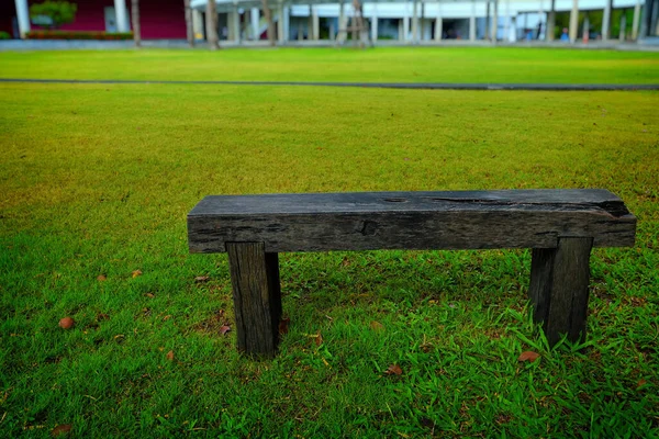 Старая Деревянная Скамейка Зеленой Траве Парке — стоковое фото
