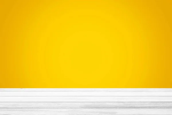 Τραπέζι Λευκό Ξύλο Κίτρινο Φόντο Κατάλληλο Για Την Οθόνη Του — Φωτογραφία Αρχείου