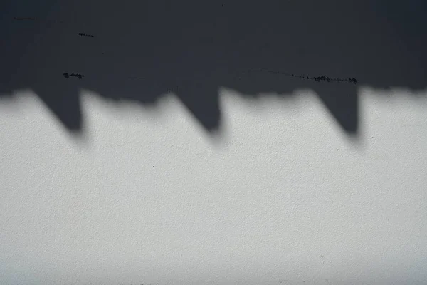 Beyaz Beton Duvardaki Çatı Gölgesi — Stok fotoğraf