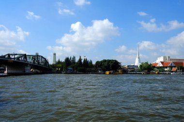 BANGKOK, THAILAND - 13 Mart 2019 Phra Phuttha Yodfa Köprüsü 'nden Chaophraya Nehri Sahnesi. Chaophraya Nehri Tayland 'ın ana nehridir..