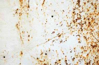 Metal Arkaplanda Beyaz Soyulmuş Boya ve Paslı.