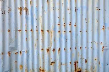 Çinko Duvarda Mavi Boya Üzerine Paslı.