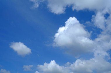 Güzel Mavi Gökyüzü Arkaplanlı Beyaz Bulutlar.