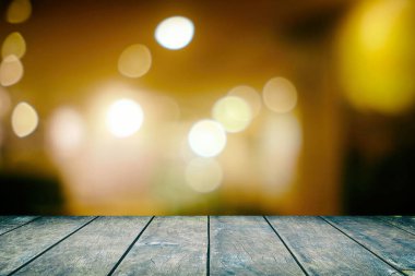 Restoran arka planında Bokeh 'in bulanık ahşap masası.