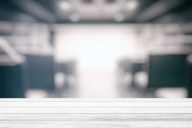 Bulanık Sahne Arkaplanı olan Beyaz Tahta Masa Ürün Görünümü ve İş Konsepti İçin Uygun.