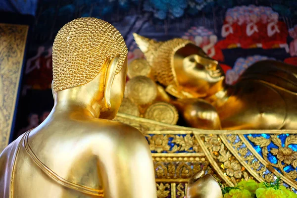 Goldene Jünger Statue Mit Liegendem Buddha Aus Nächster Nähe — Stockfoto