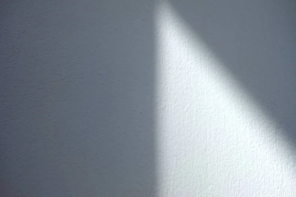 Beyaz Beton Duvarda Güneş Işığı Arkaplanı — Stok fotoğraf
