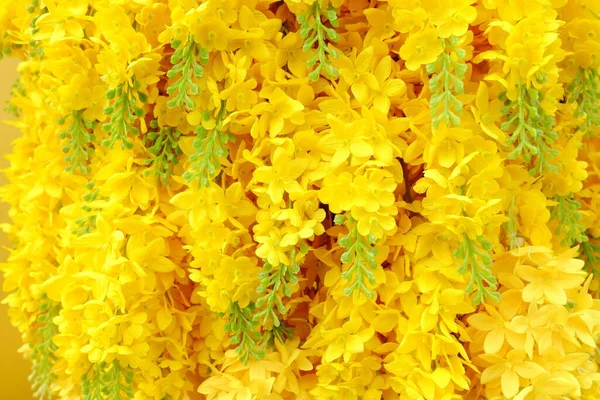 Colgante Flores Amarillas Artificiales Fondo — Foto de Stock