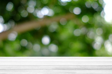 Sabah Doğa Bokeh 'li Beyaz Tahta Masa, Arka plan, Arka plan ve Moda İçin Uygun.